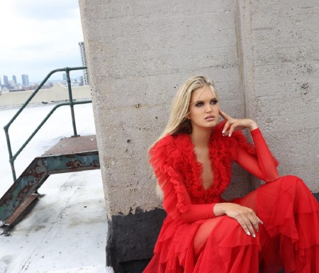 Model: CLAIRE ULMER